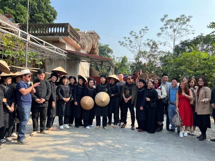 Đoàn đã giao lưu và chia sẻ thông tin với bà con tại Làng văn hóa du lịch cộng đồng Bản Quyên, xã Điềm Mặc, huyện Định Hóa.
